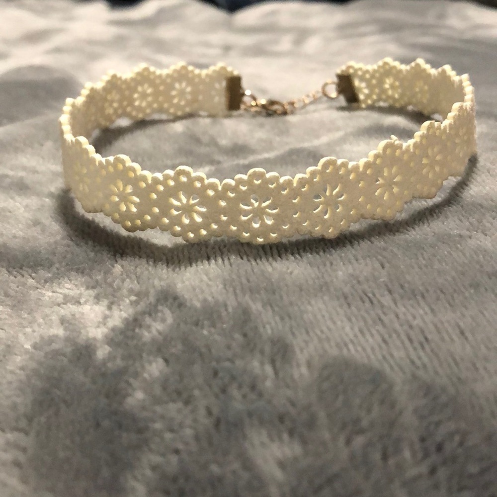 WHITE choker